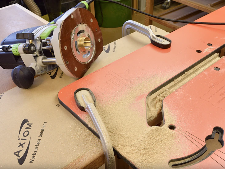 Jig for sammenføyning av kjøkken benkeplater fra ujk