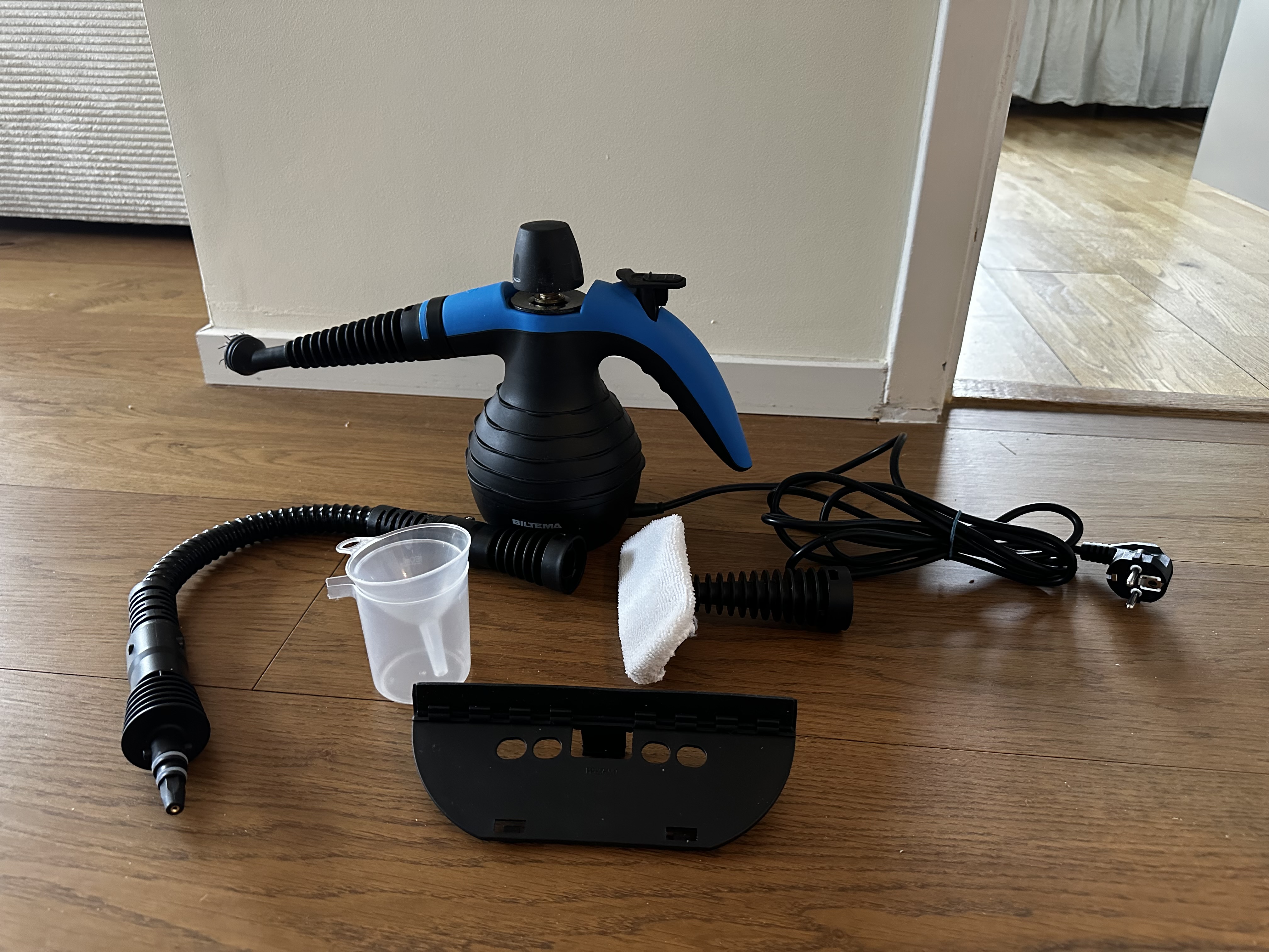 Liten handhållen steamer / ångtvätt för städning