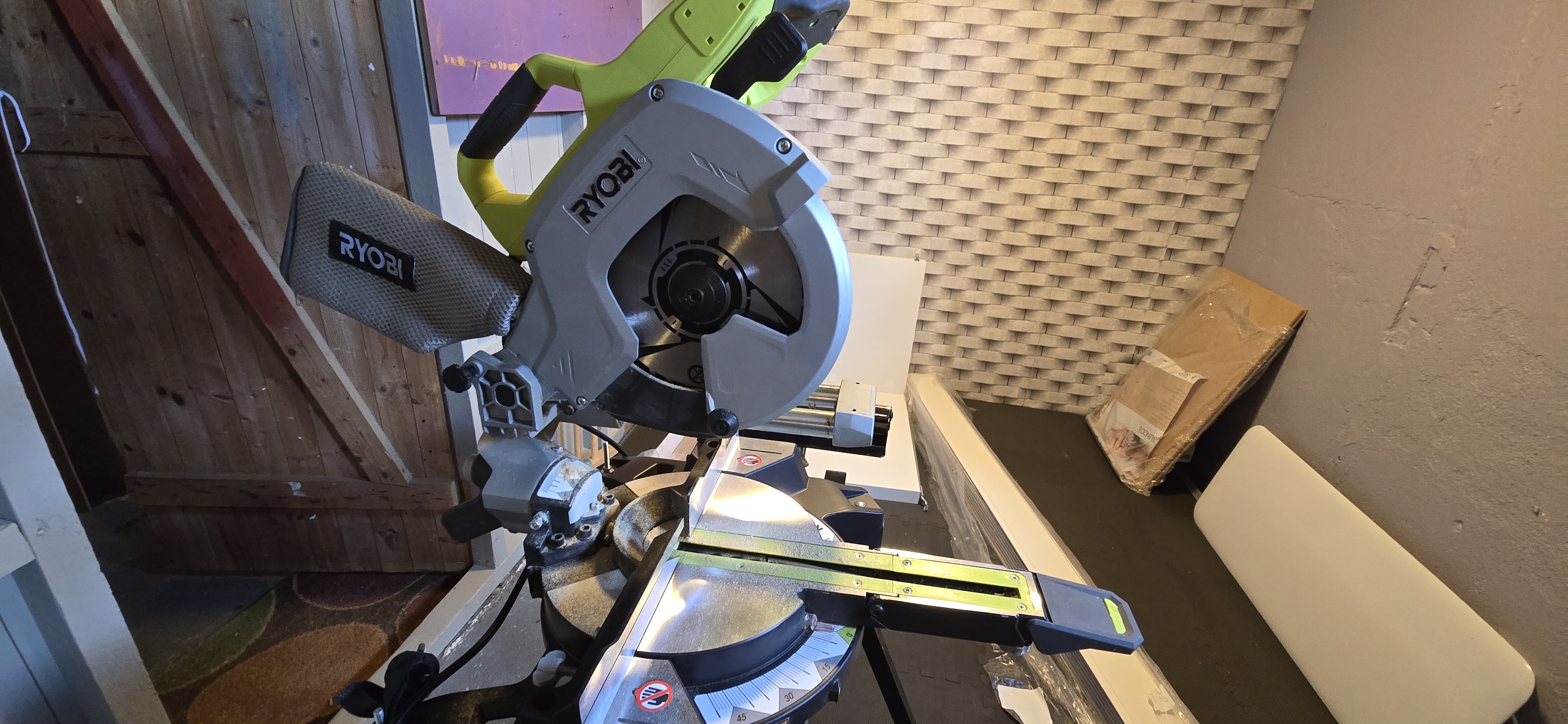 Ryobi kapp- & gjærsag + sagbord med teleskopskinner