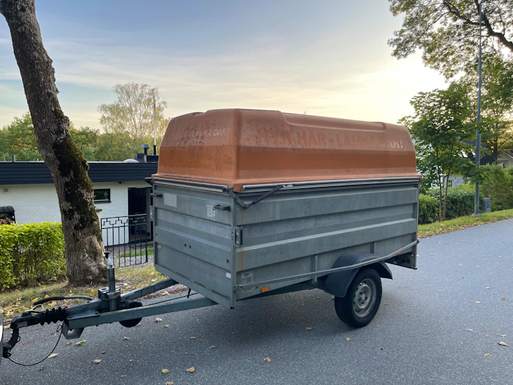 Bromsad släpvagn med kåpa 4,5 m3