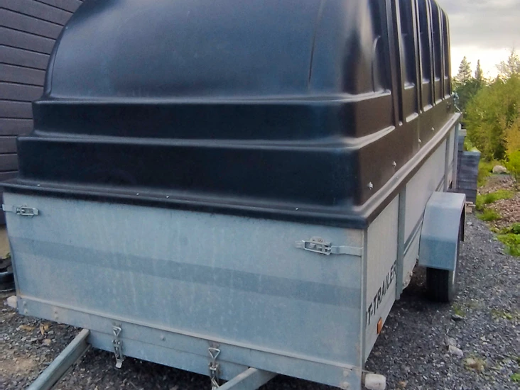 Iso peräkärry kuomulla