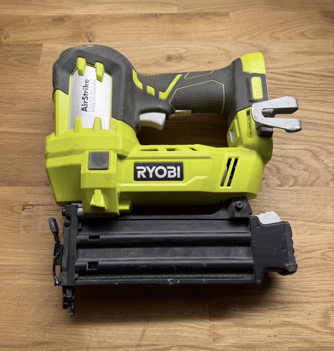 Ryobi airstrike spikerpistol 18v med batteri og lader