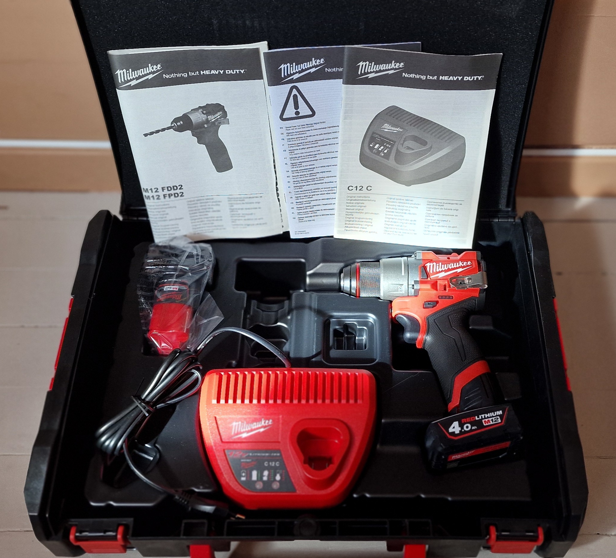 Milwaukee m12 fdd2 fuel – komplett sett med 2x4,0 ah batteri, lader, bitssett og koffert.