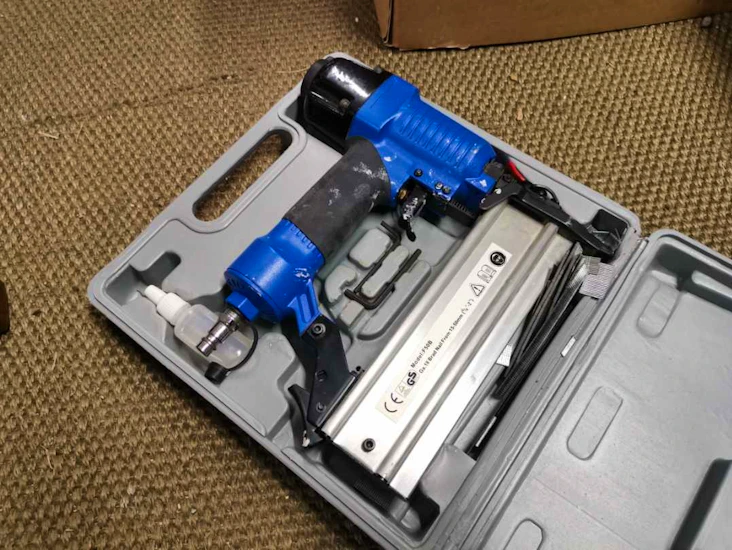 Spikpistol för finsnickeri, lister etc