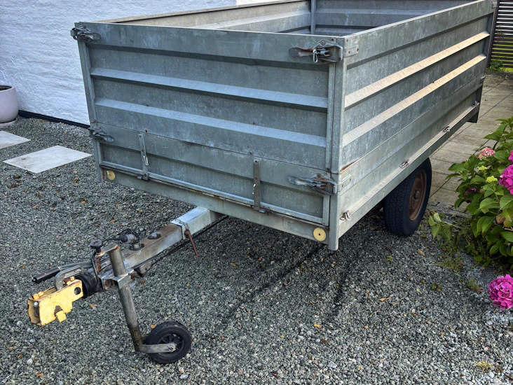 Praktisk tilhenger til hageavfall, materialer og flytting