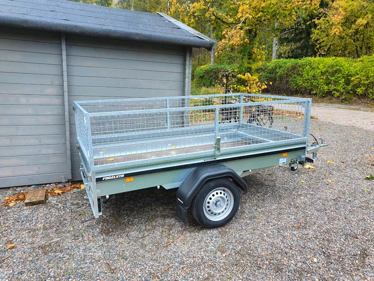 Fogelsta släpvagn med grind och dubbla lås