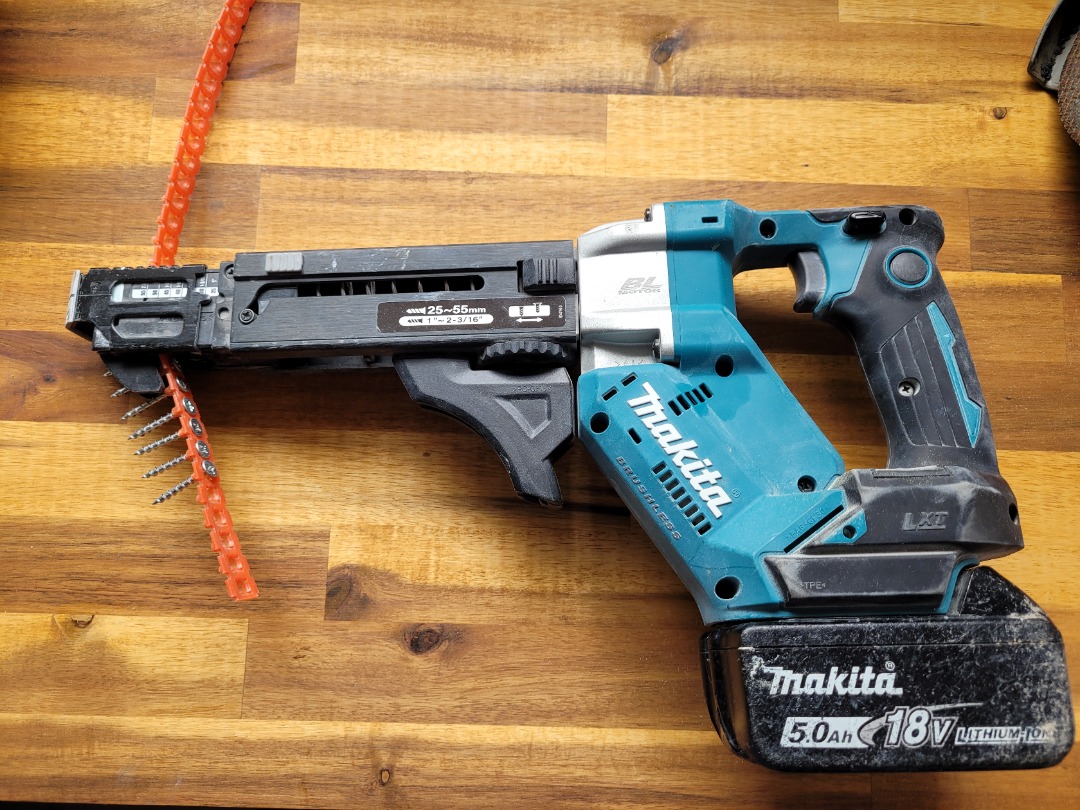Batteridriven skruvautomat från makita