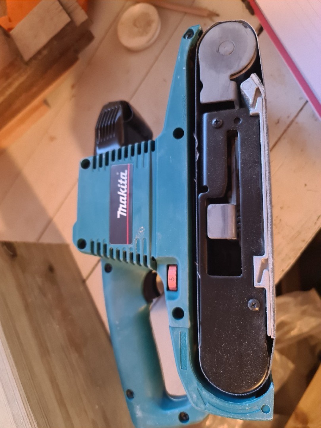 Makita 9404j 100x610mm båndsliper