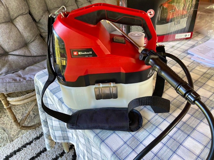 Batteridriven trädgårdsspruta