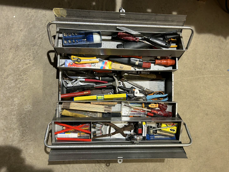 Verktøykasse med diverse utstyr