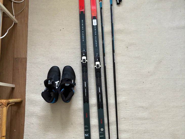 Längdskidpaket – atomic redster skintec classic (188 cm) + pjäxor & stavar