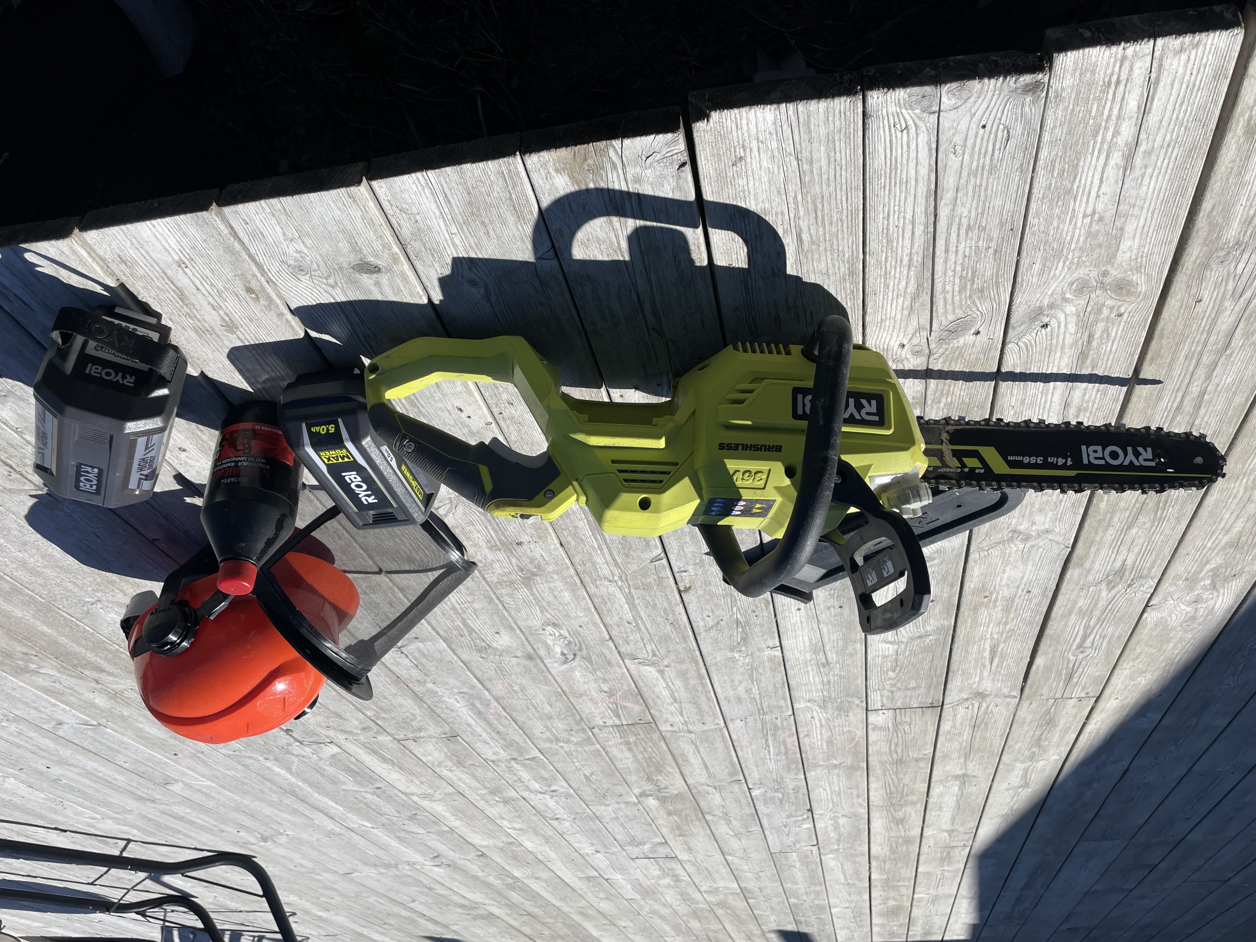 Kraftfull motorsåg ryobi 36v (35 cm) – inkl. 2 batterier