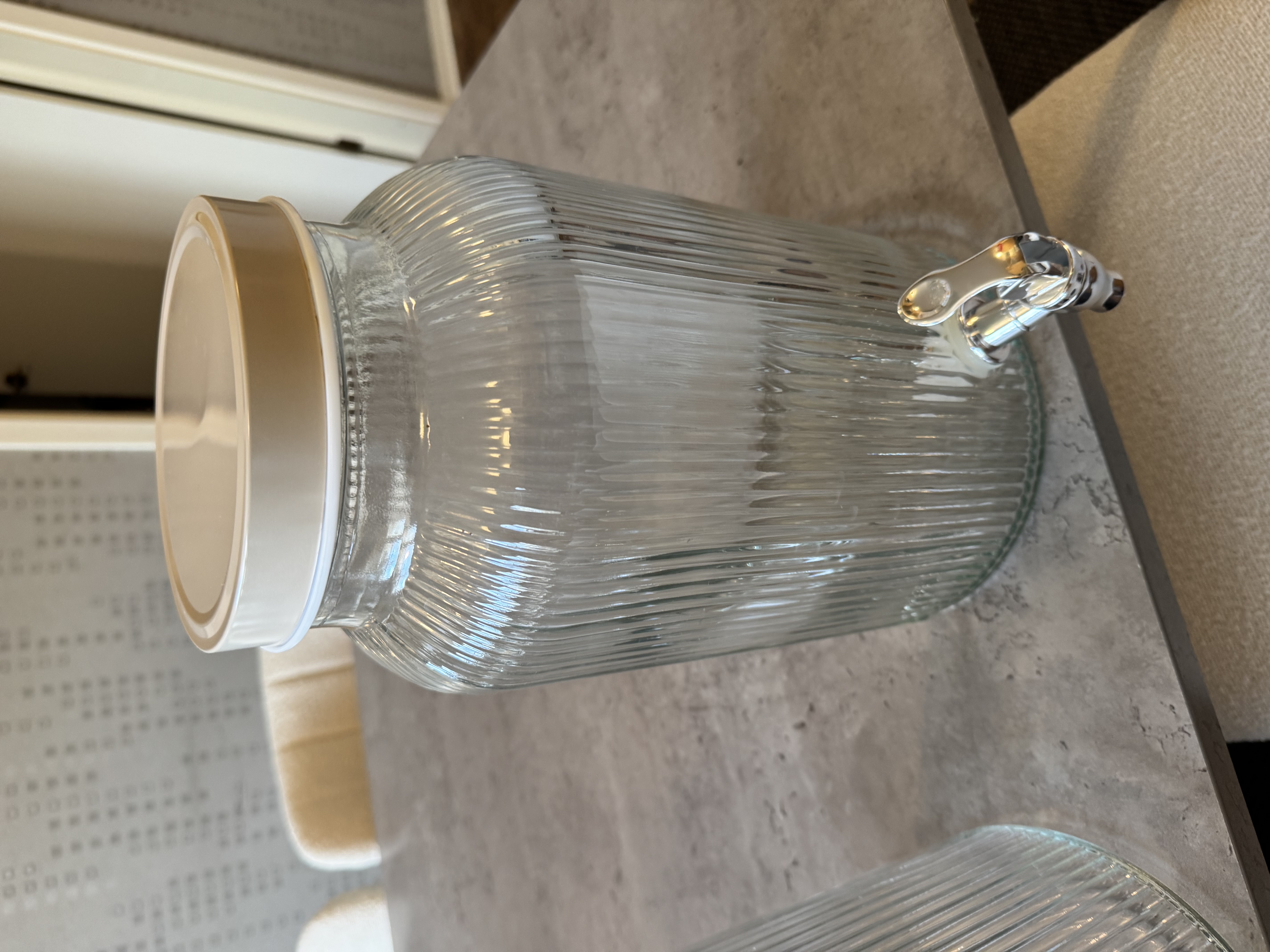 Dryckesdispenser i glas med kran