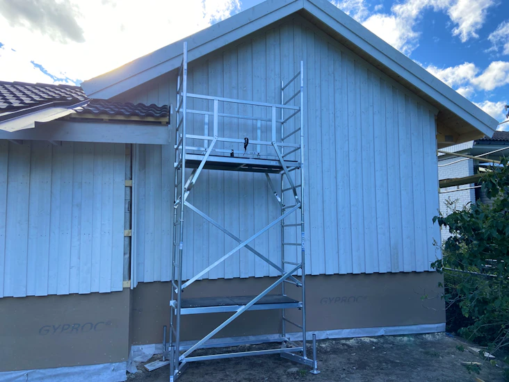 Rullbar byggställning som är lätt att montera.