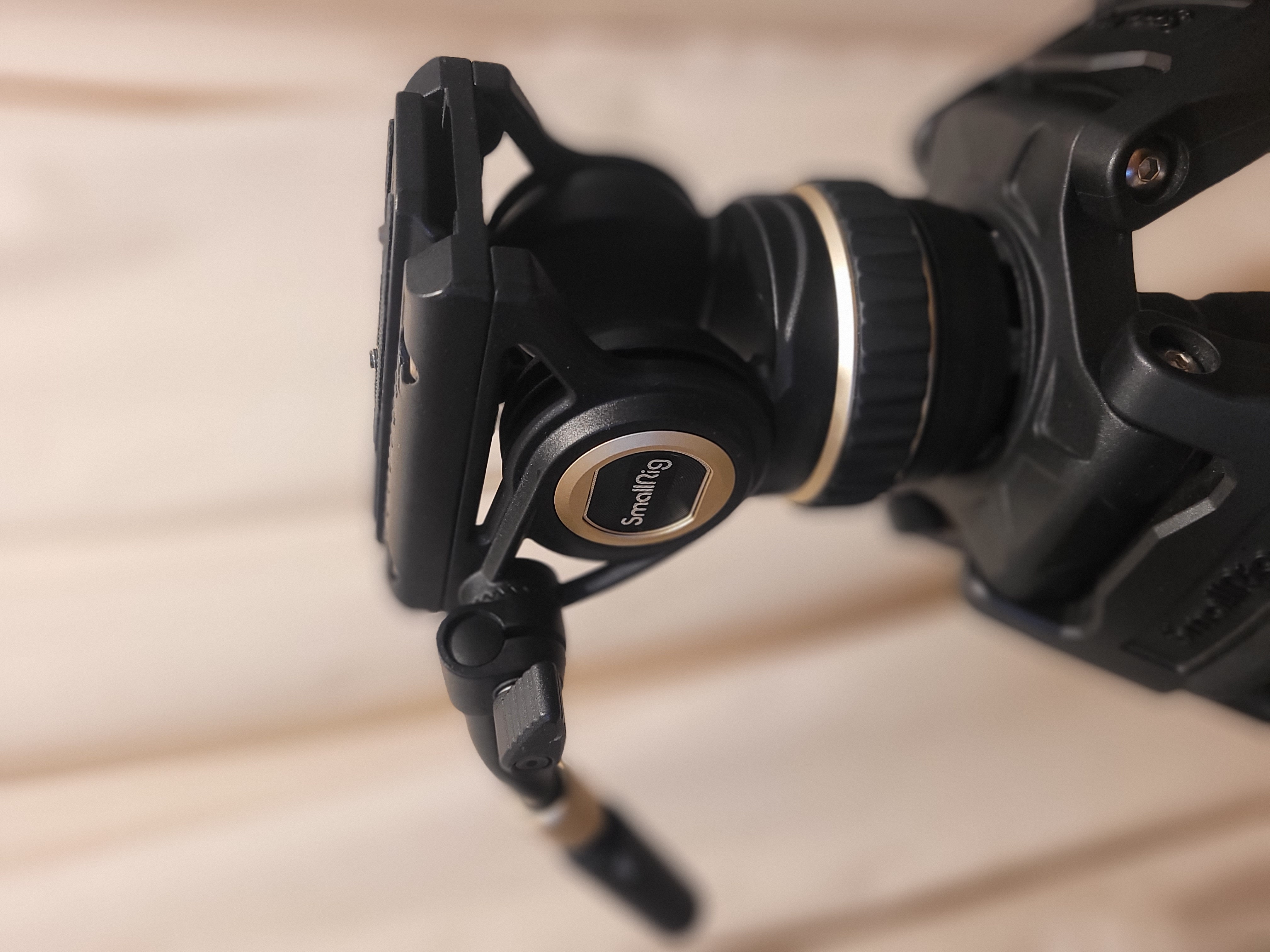 Fluid head video tripod