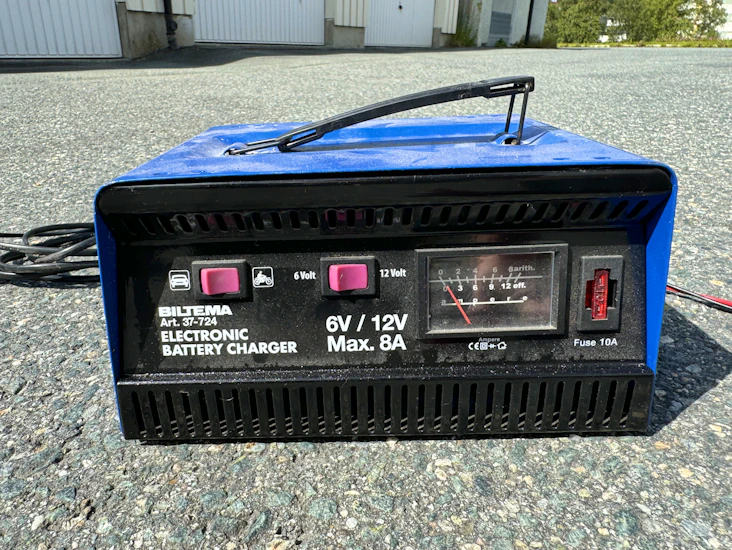 Batterilader 12v og 6v - passer for bil, scooter, mopeder og motorsykkler
