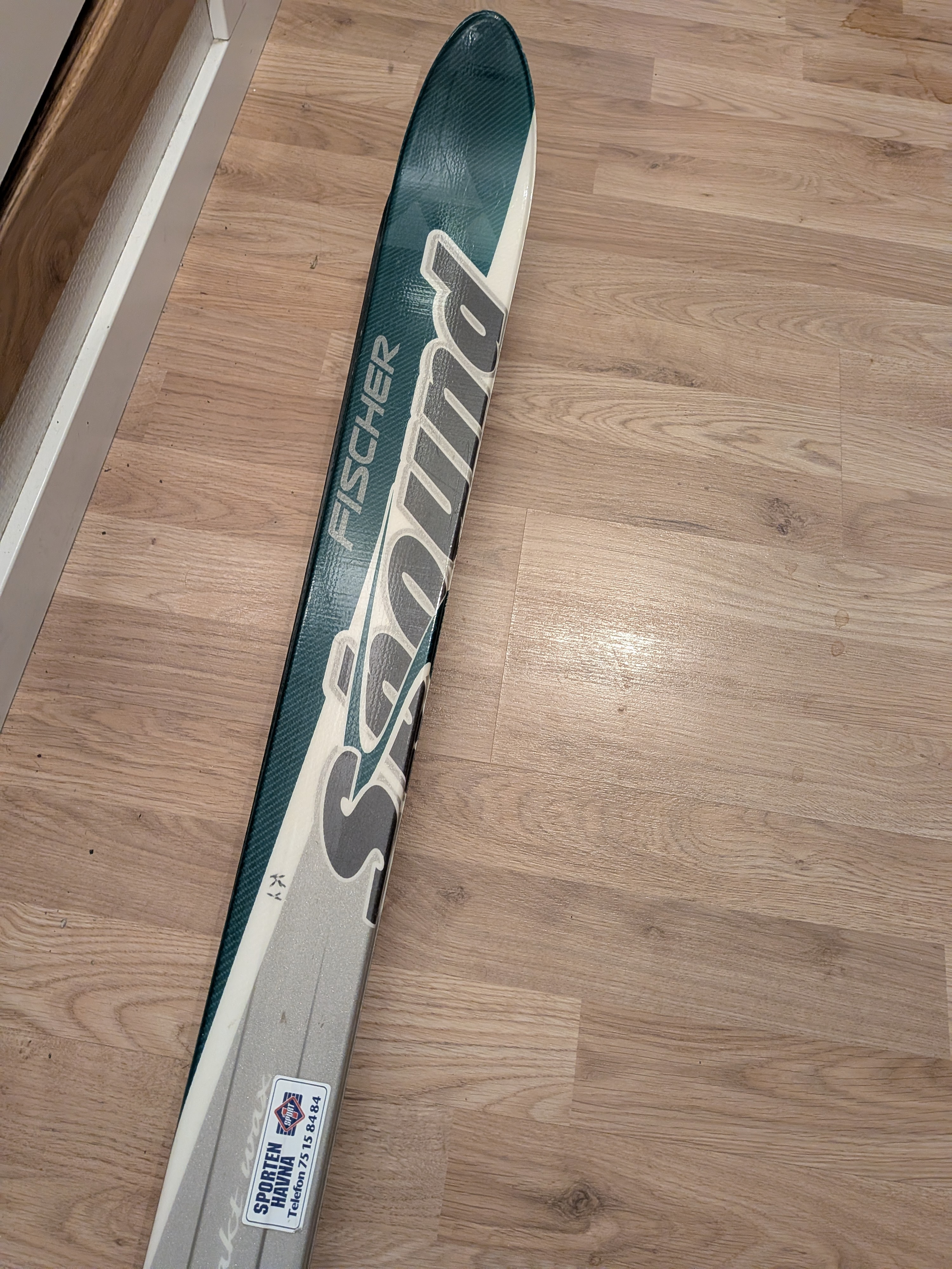 Brede ski med stålkanter