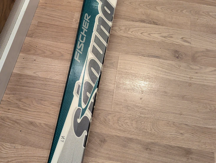 Brede ski med stålkanter