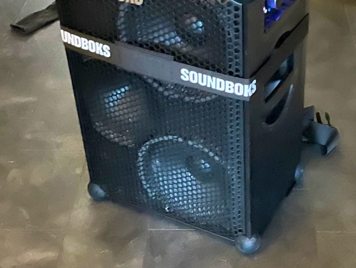 Soundboks 3 med sekk og mikrofon