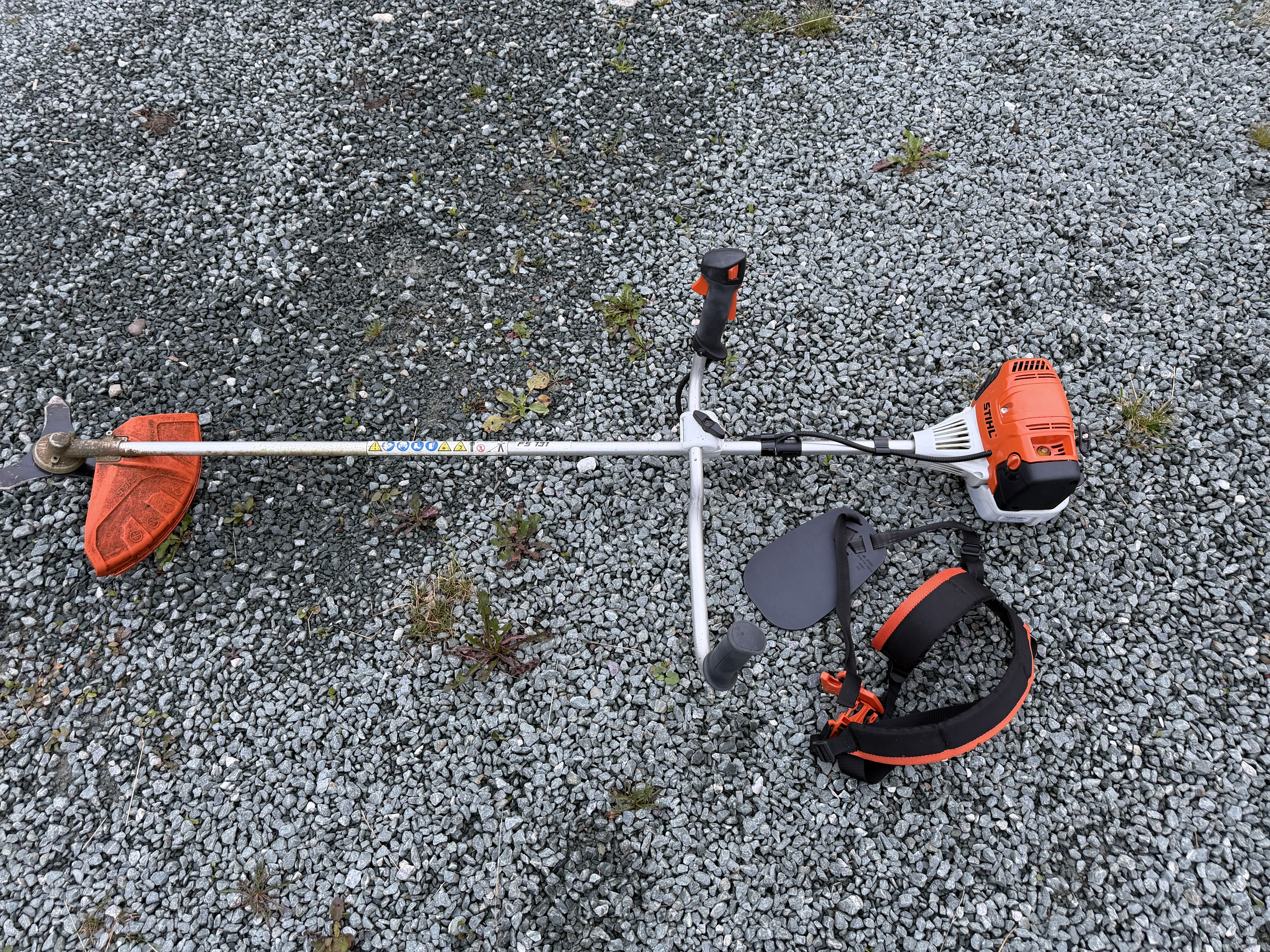 Stihl fs 131 ryddesag med sele, 3-tanns kniv og hørselvern