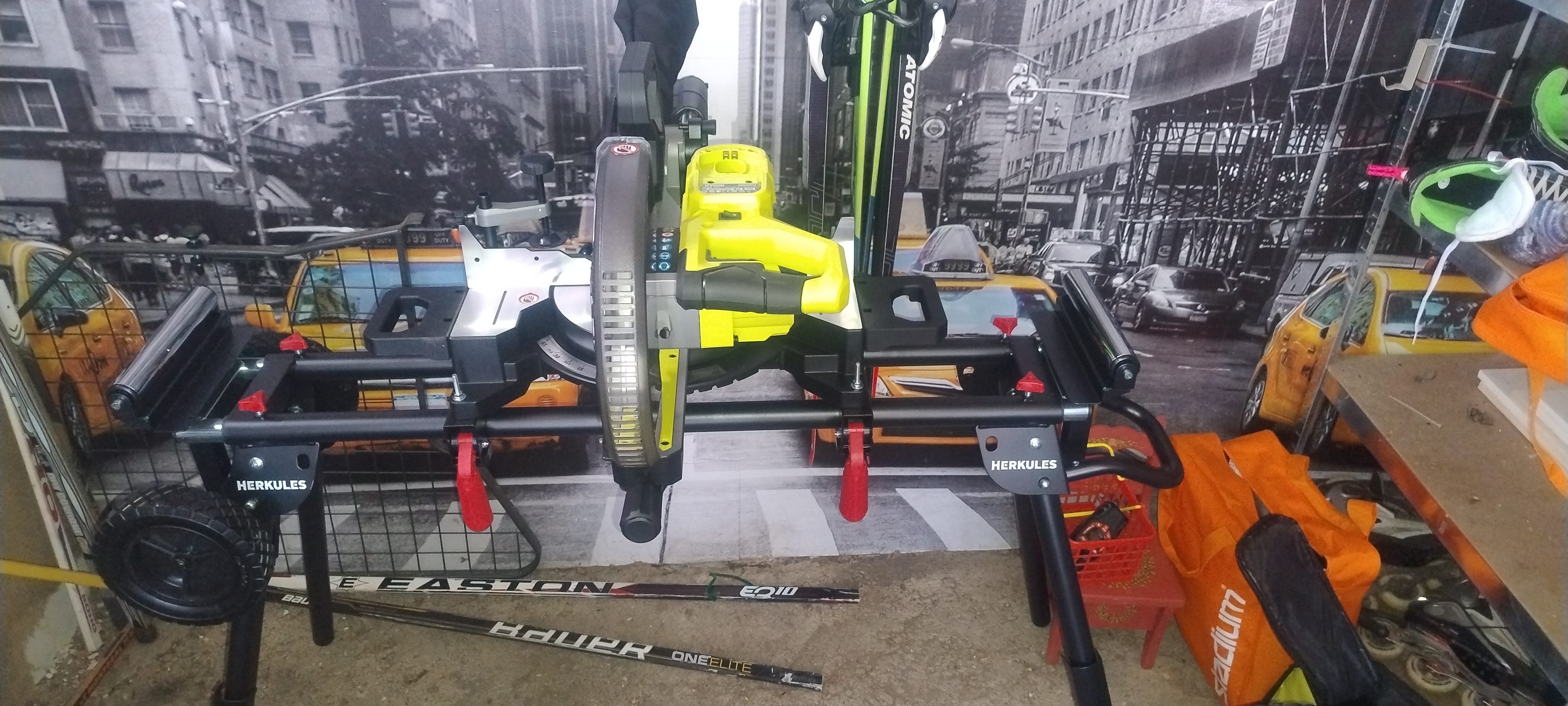 Akkukäyttöinen tehokas ryobi one + hp liukujiirisirkkeli ja jalusta pyörillä