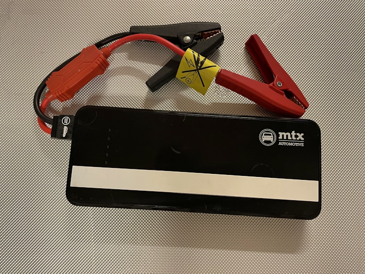 Apukäynnistin ja varavirtalähde