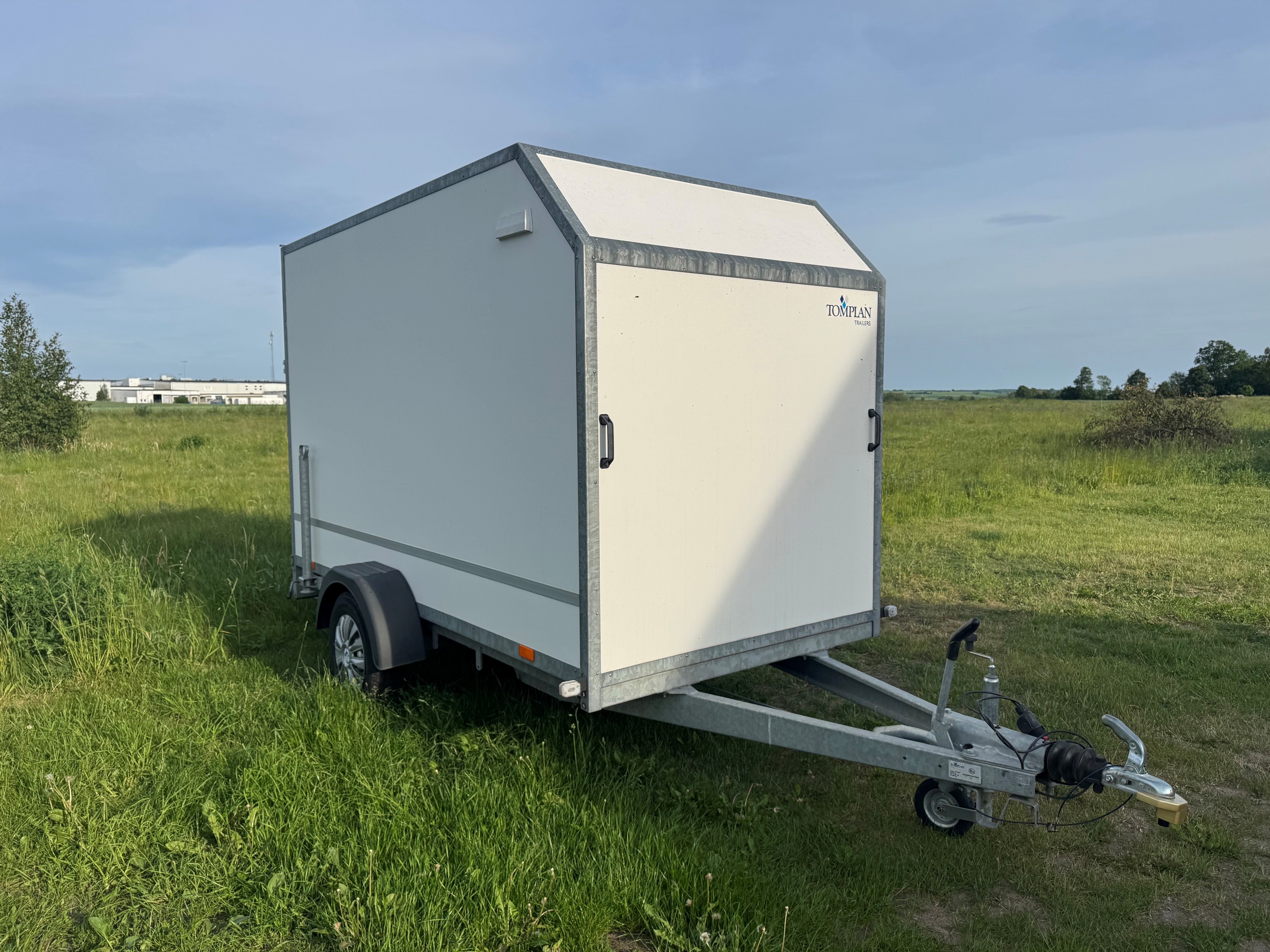 Skåpsläp tomplan m. kraftig ramp, 1300 kg