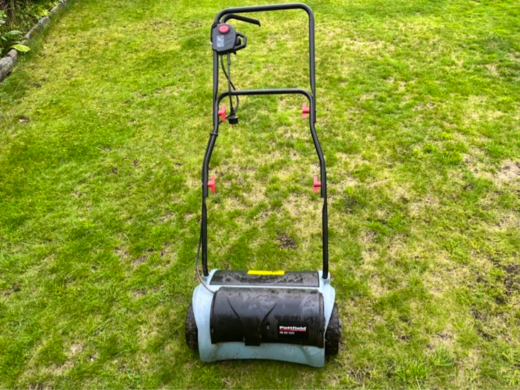 Vertikalskärare för gräsmattan