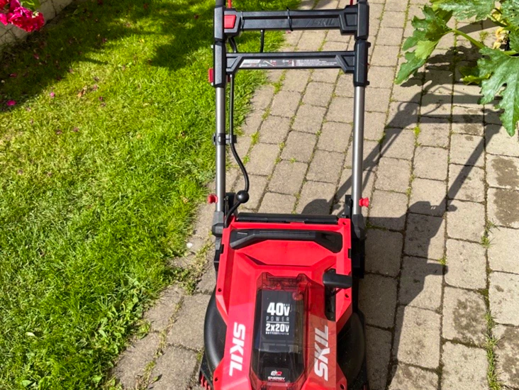 Batteridriven gräsklippare