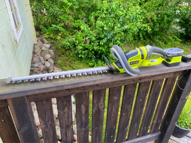 Batteridriven häcksax, vinklingsbart svärd