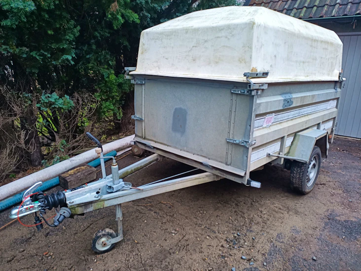 Bromsad släpkärra med kåpa