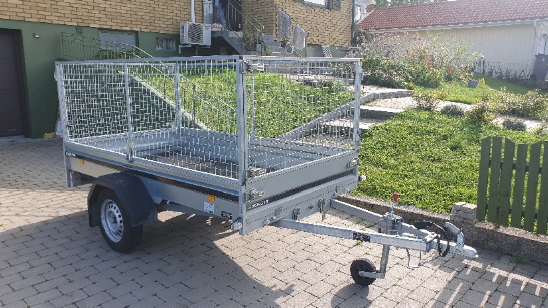 Obromsad släpvagn med gallergrindar