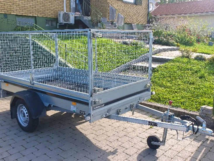 Obromsad släpvagn med gallergrindar