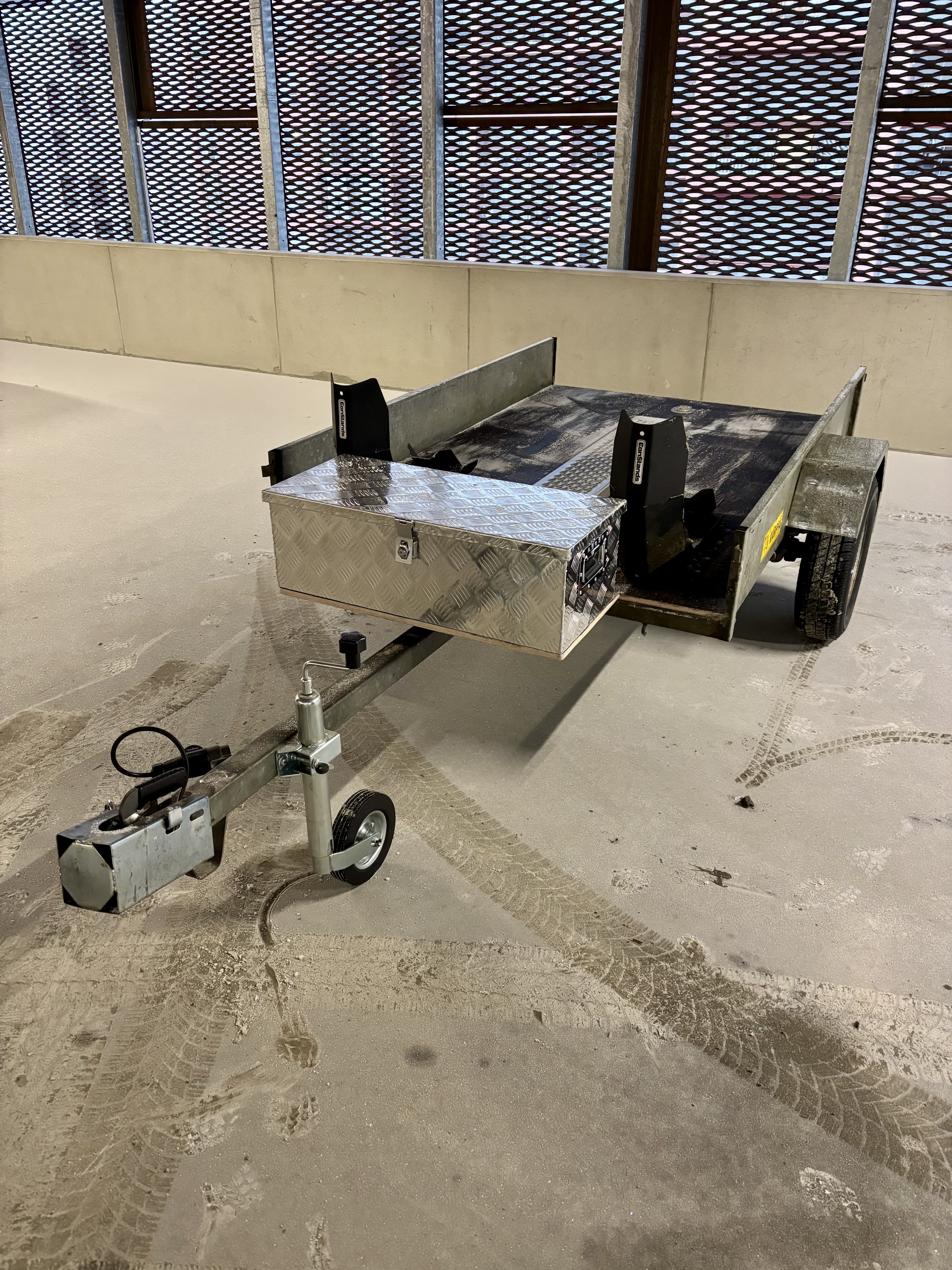 Kahden moottoripyörän traileri