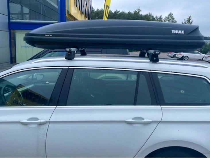 Takbox thule pacific 700 med lasthållare