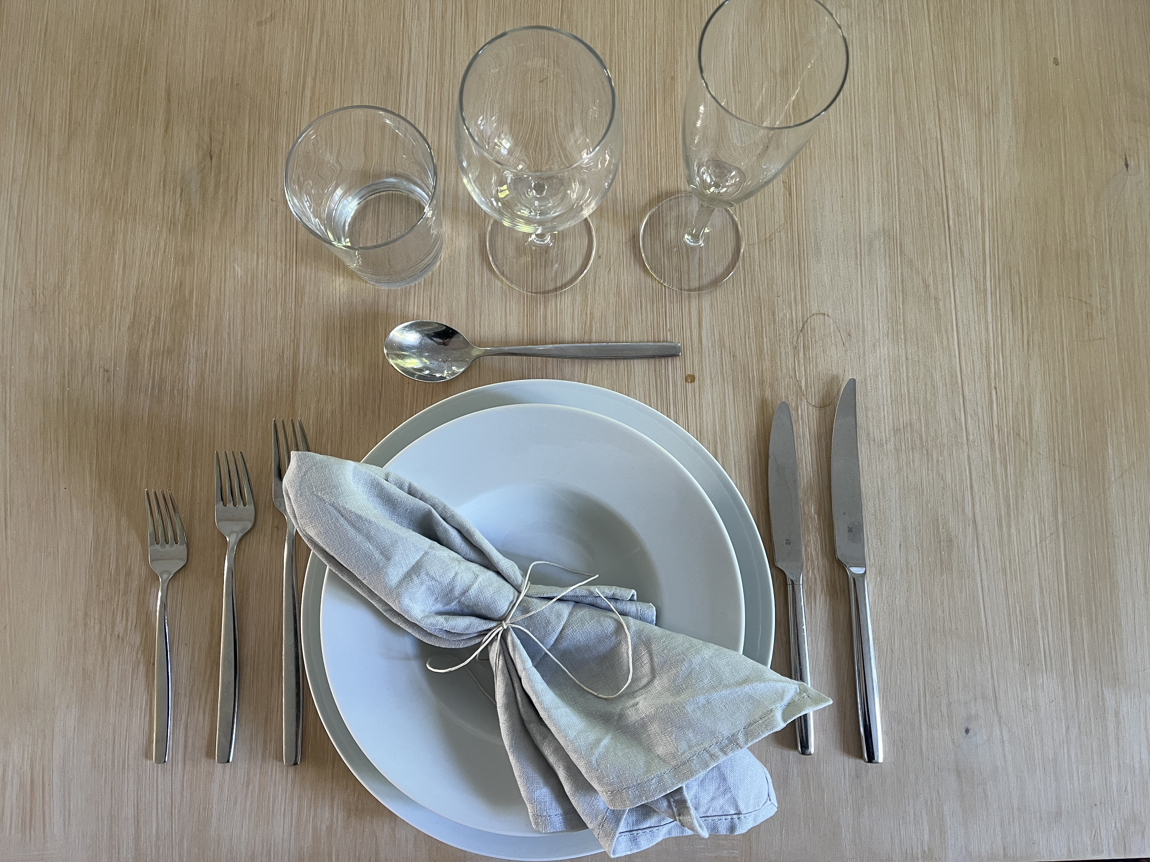 Tallrik, glas, bestick