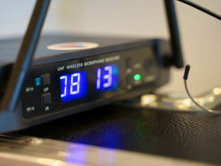 2-kanals trådløst mikrofonsystem. bøyle/lapel