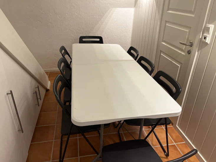 Bord og 8 stoler