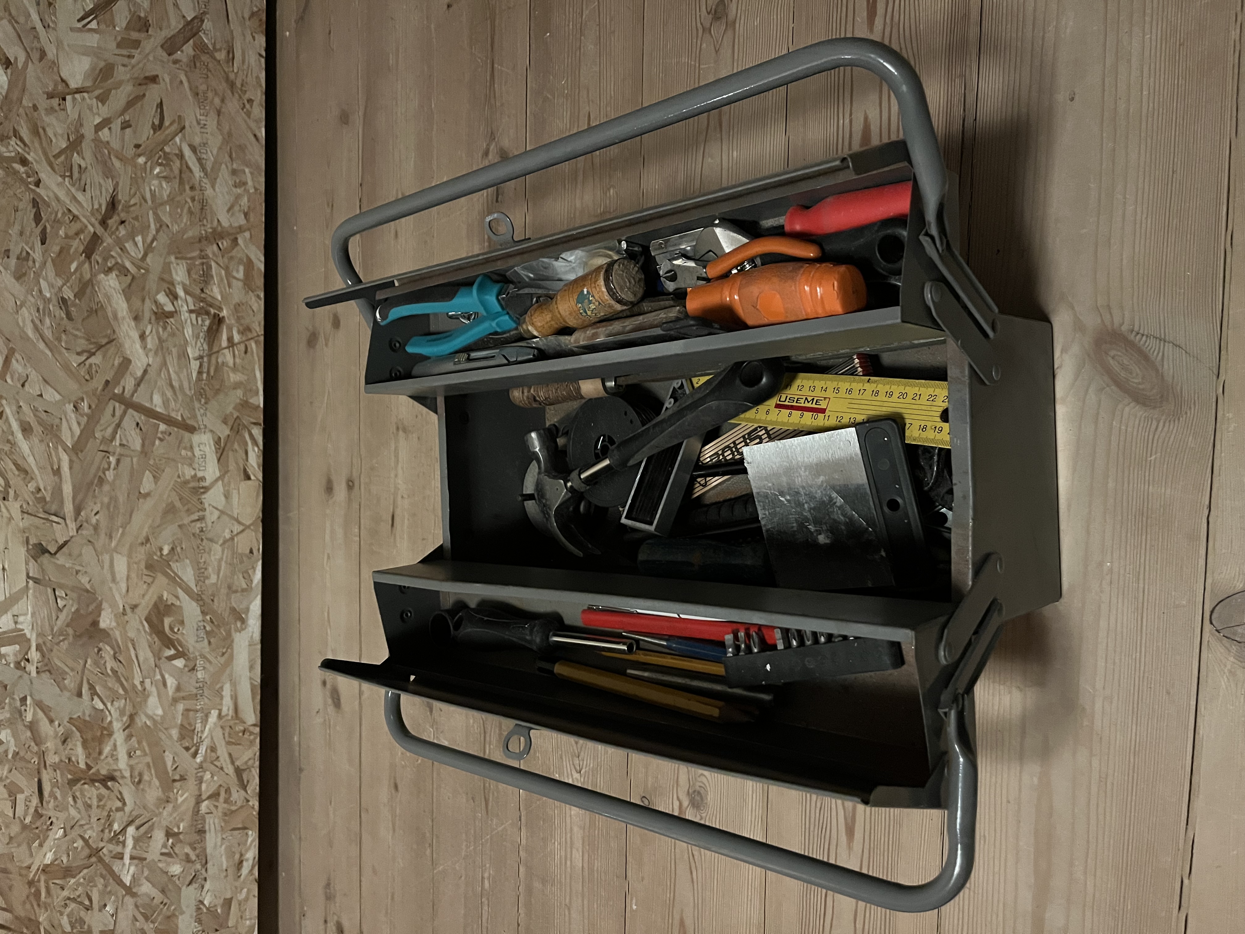 Verktygslåda med diverse handhållna verktyg