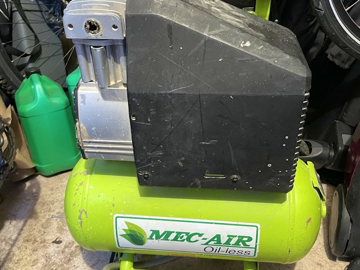 Kompressori (sekä naulaimia tarvittaessa)