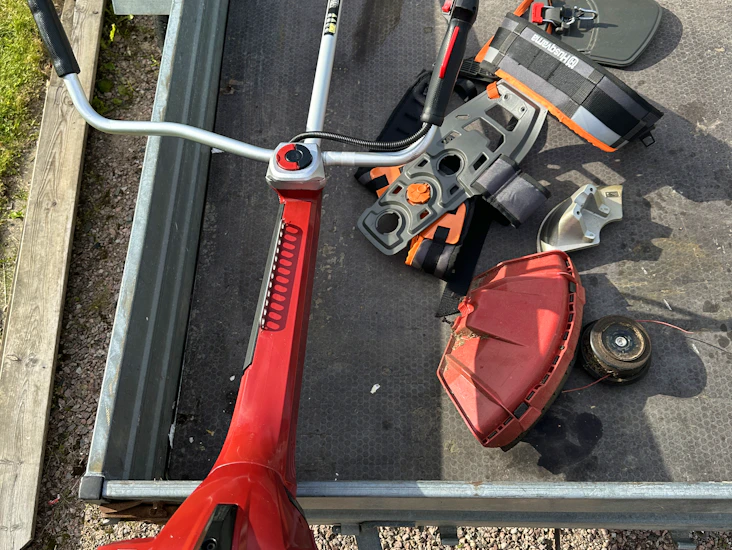 Bensindriven röjsåg/trimmer inkl bärsele