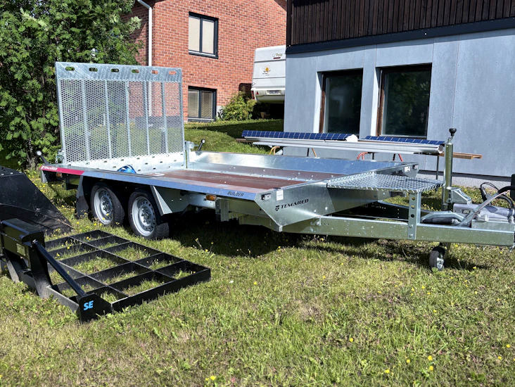 Hyr vårt maskinsläp- smidiga transporter för tunga prylar!