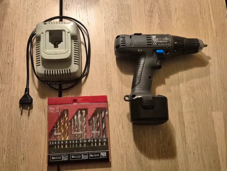 Borrmaskin med borrhuvud och laddare