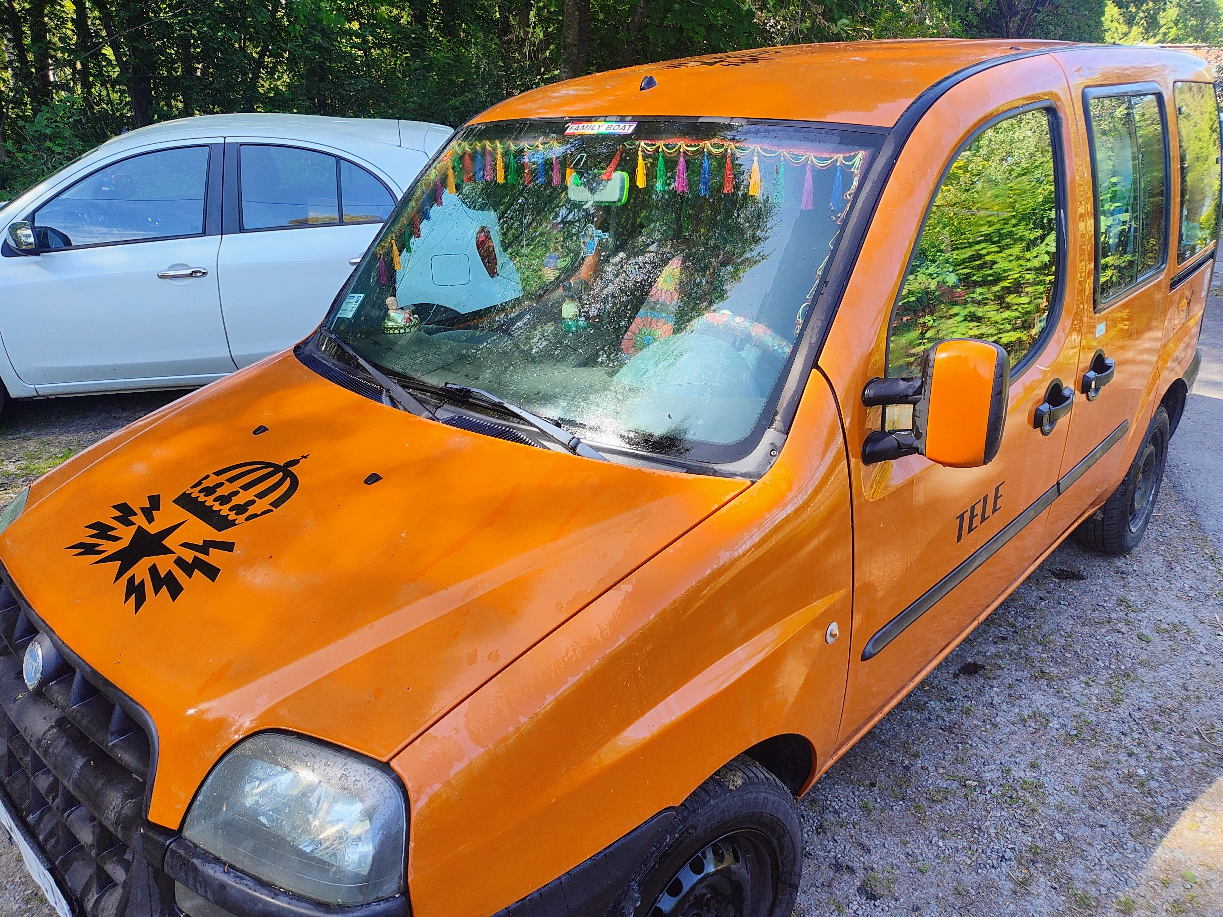 Pimpad fiat att köra student / brudpar i