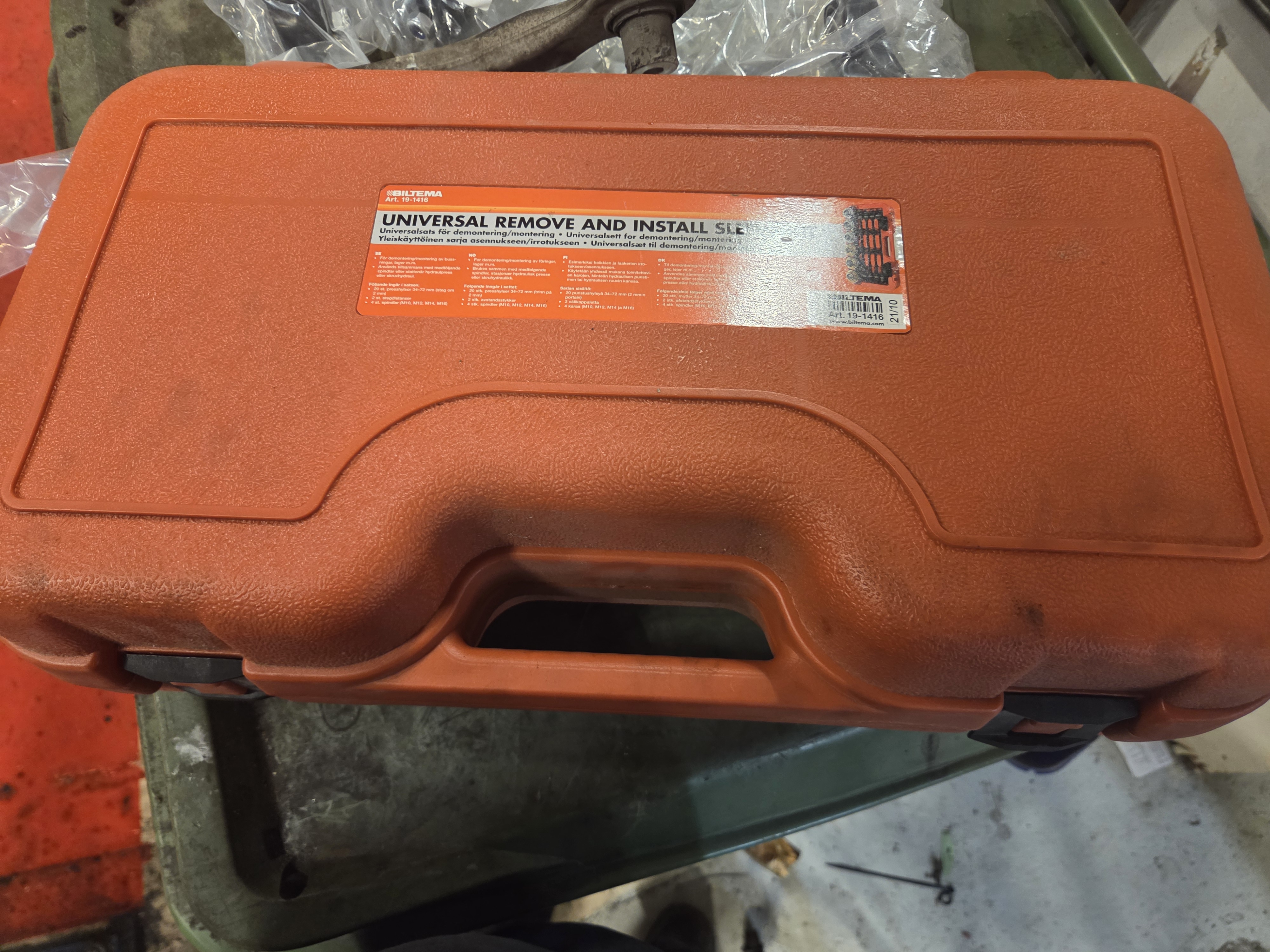 Universalverktoy for demontere/montere foringer