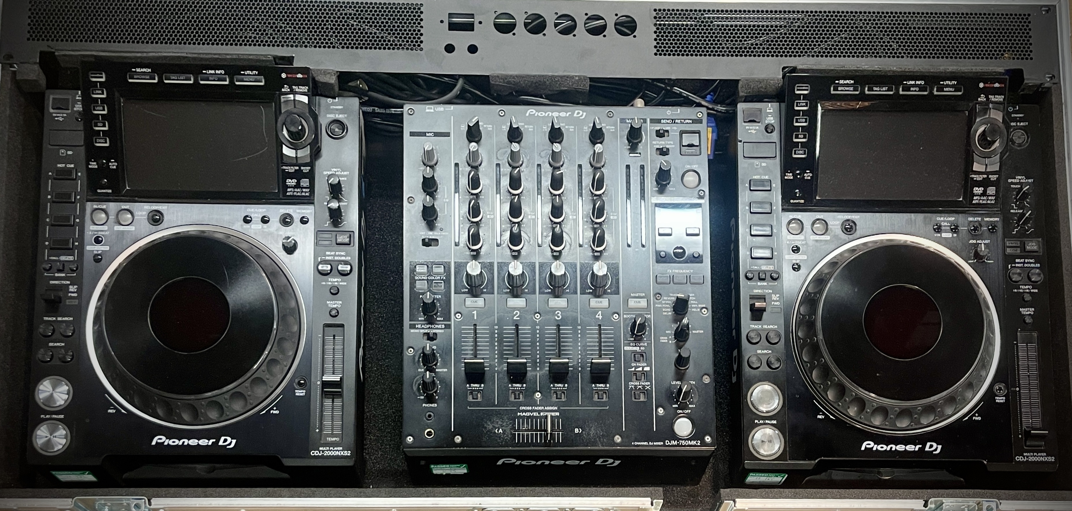 Cdj-2000nxs2 x 2, djm-mk2