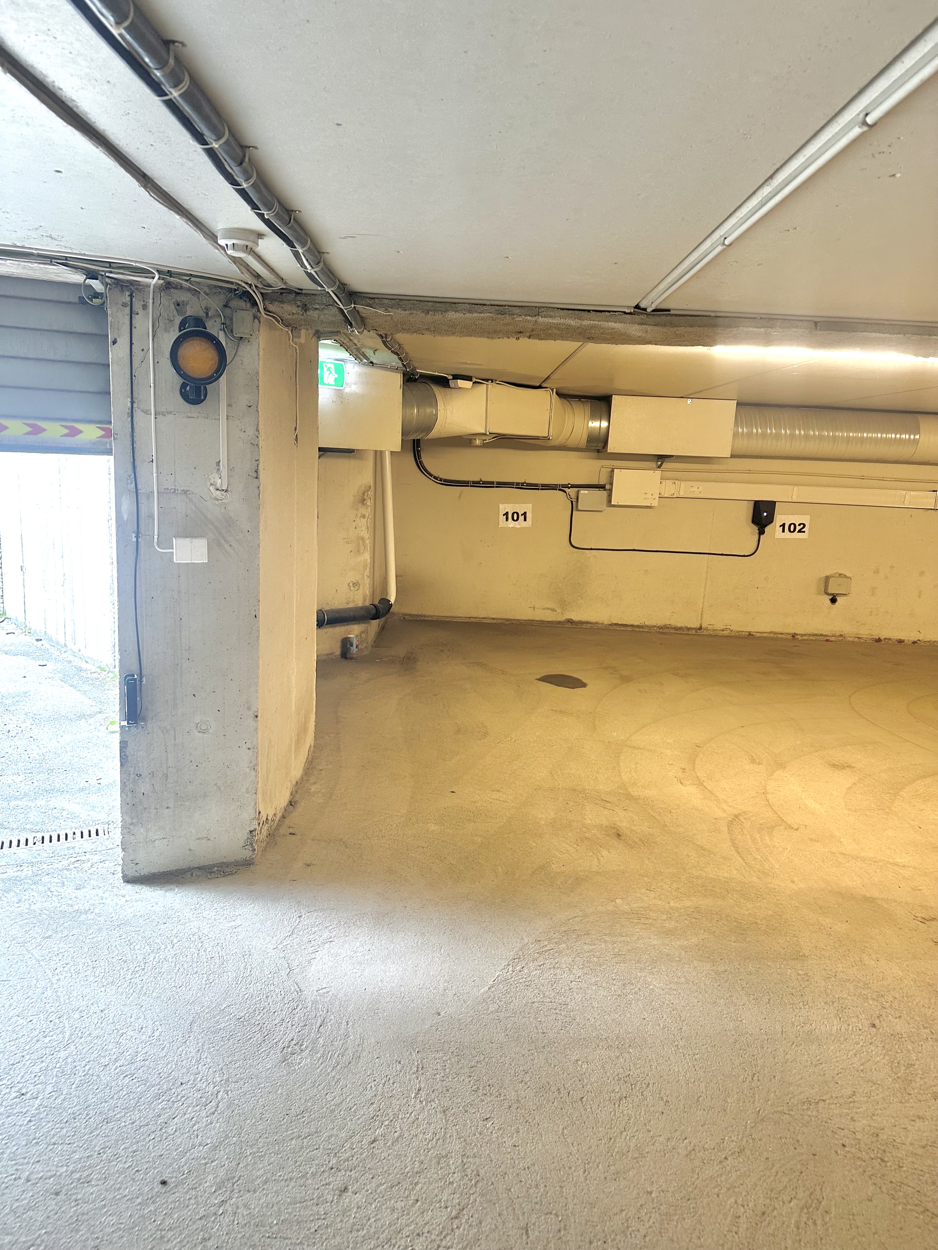 Parkeringsplass i garasje sentralt på buran
