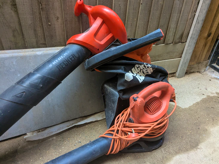 Leaf blower / garden vac with shredder
