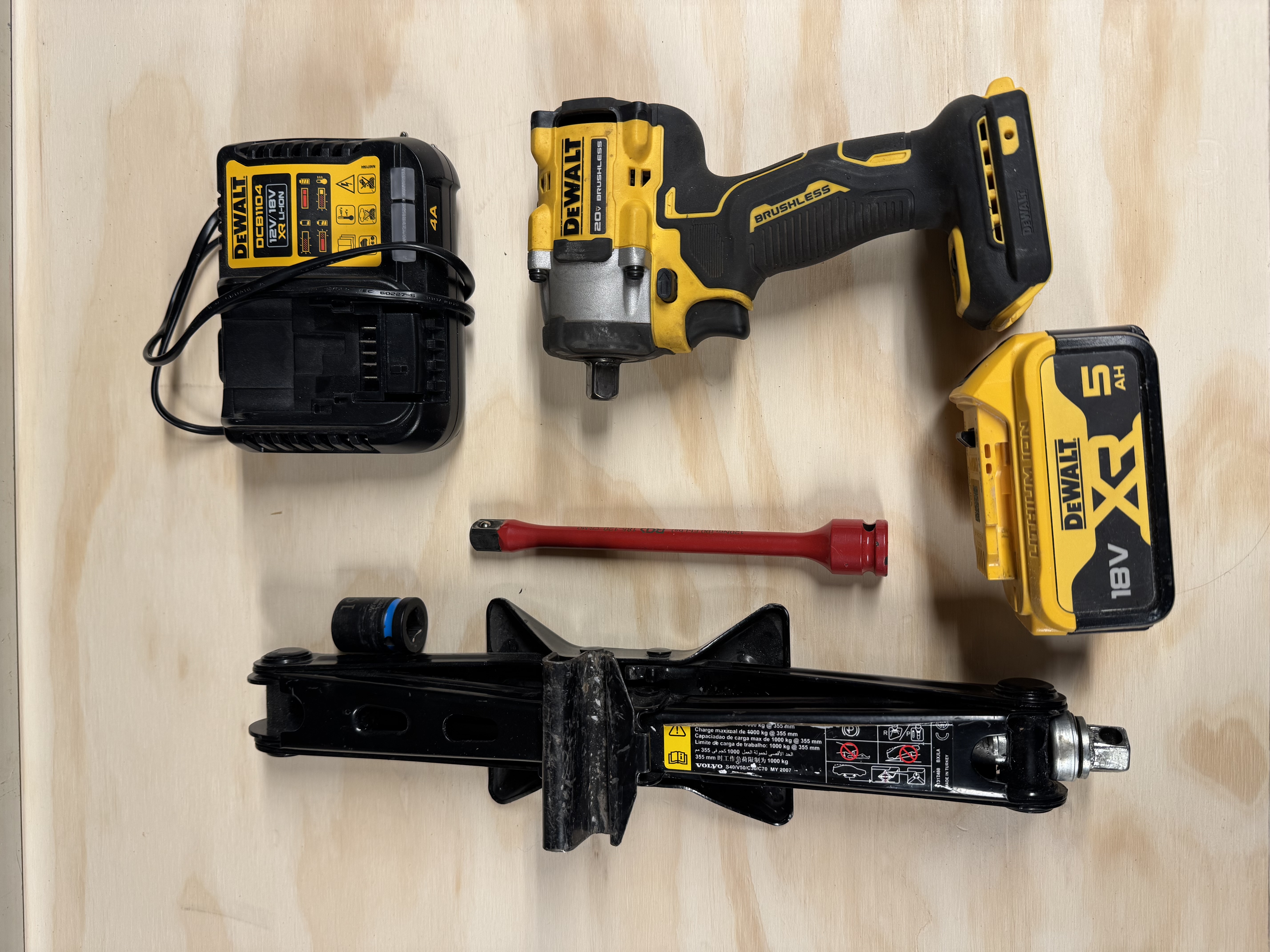 Däckbytarpaket med dewalt mutterdragare, momentstav, domkraft