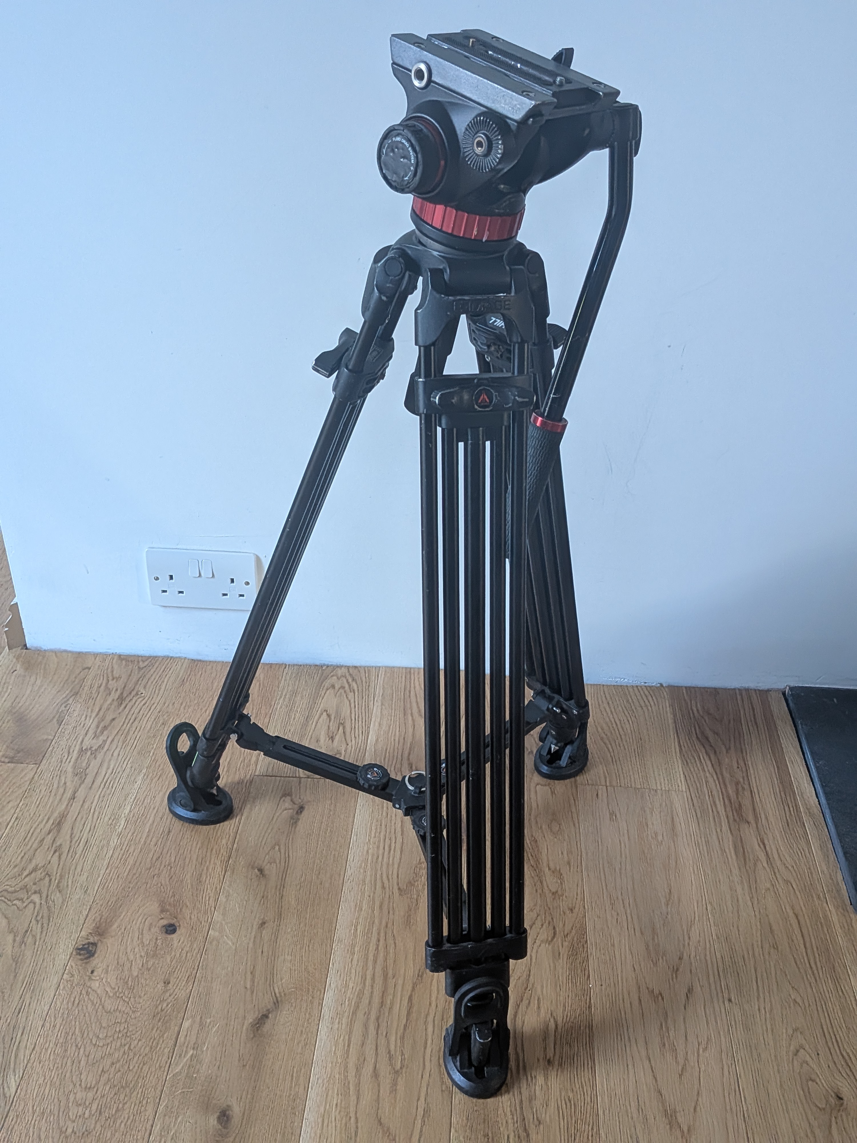 E-image ga752 legs plus manfrotto mvh502ah fluid head tripod